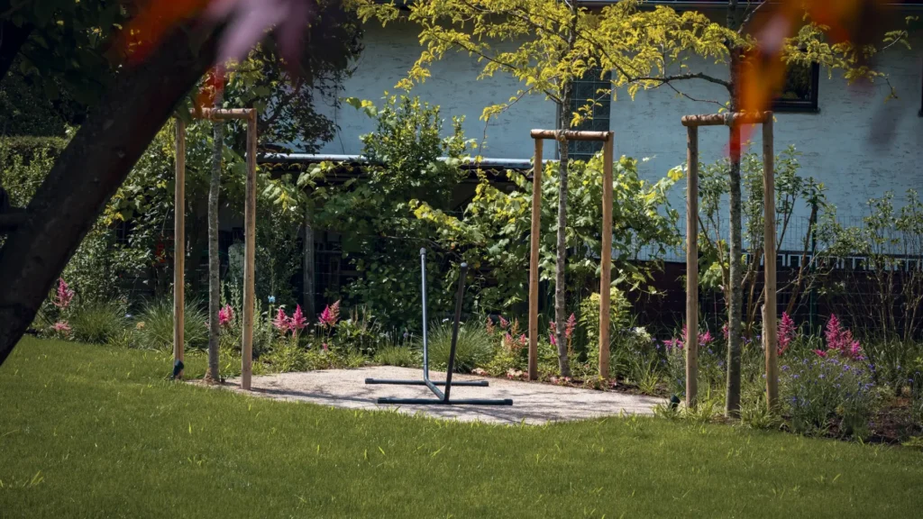 Gartenpflege im Frühling - Rasenpflege - Freigeist Gartengestaltung