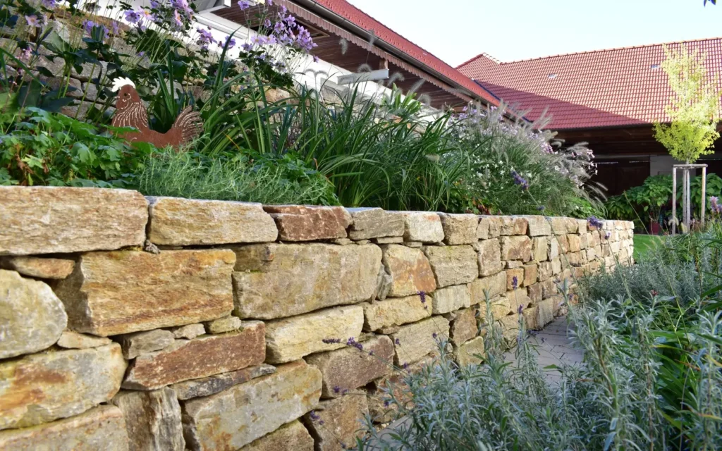 Natursteinmauer im Garten mit Pflanzen_Freigeist-Gartengestaltung