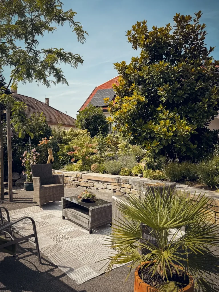 Pflanzen und Natursteinmauer im Garten_Freigeist-Gartengestaltung